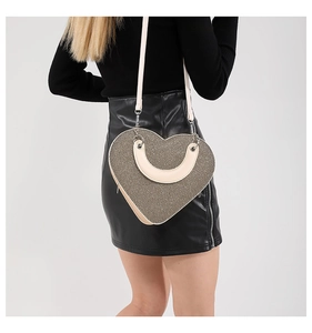 Détail du sac en forme de cœur à paillettes champagne avec poignée et bandoulière fine