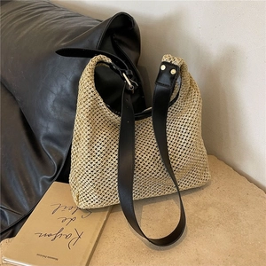 Borsa a tracolla minimalista in paglia intrecciata con cinturino in pelle nera retrò