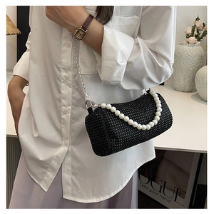 Détail du sac cylindre à strass noirs avec poignée en perles et chaîne argentée