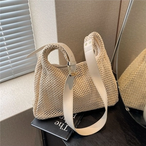 Borsa a tracolla minimalista in paglia intrecciata con cinturino in pelle e motivo boho