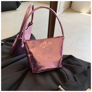 Sac à main rose métallisé en cuir PU à texture plissée et forme seau trapèze élégante