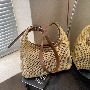 Borsa a mezzaluna minimalista in paglia beige con tracolla in pelle marrone e rete