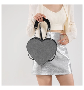 Détail du sac à bandoulière en PU en forme de cœur avec paillettes grises et anses noires