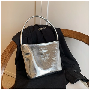 Sac fourre-tout argenté plissé pour femme avec bandoulière au design minimaliste chic