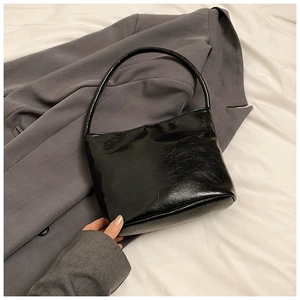 Sac à bandoulière minimaliste en cuir PU noir brillant pour femme avec texture plissée