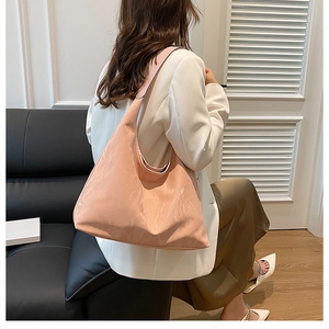 Grand sac cabas rose en cuir PU souple avec texture plissée et détail de bandoulière