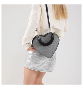 Détail du sac à main cœur à paillettes argentées avec bandoulière noire