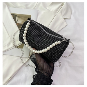 Sac de soirée cylindrique en strass noir avec poignée en perles et chaîne argentée