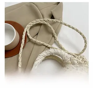 Détail du sac en paille tressée avec doublure florale et bordure en dentelle fine