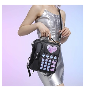 Détail d'un sac bandoulière noir en PU avec un design créatif de cadran rotatif rétro