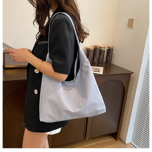 Détail du sac cabas en PU bleu clair avec texture plissée douce et style minimaliste épuré