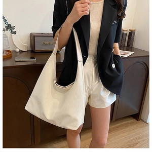 Grand sac hobo minimaliste en cuir PU blanc avec détails de large bandoulière confort