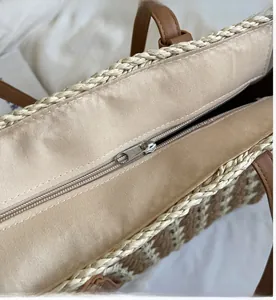Vue détaillée de la fermeture éclair fluide et de la texture tressée du sac en paille