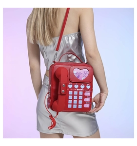 Vue détaillée du sac bandoulière téléphone rouge rétro avec fenêtre coeur et clavier