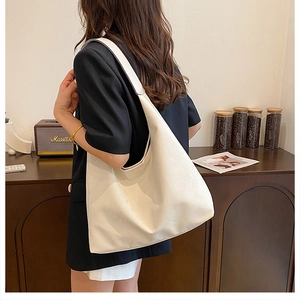 Grand sac cabas minimaliste en cuir PU blanc cassé dans un décor de vie quotidienne