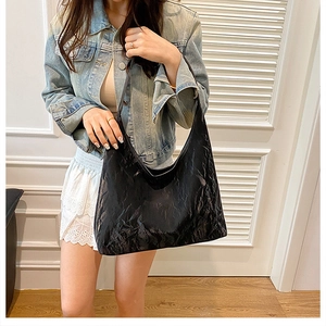 Détail du sac cabas plissé noir en cuir PU avec intérieur spacieux et large bandoulière