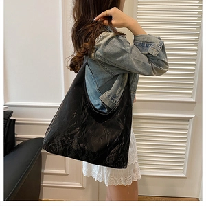 Détail du sac cabas en similicuir plissé noir montrant la texture brillante et la forme
