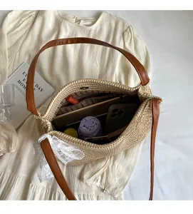 Détail de l'intérieur du sac en paille tressée avec grande capacité et anse en cuir