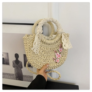 Sac en paille tressée avec anse en dentelle et broderie délicate de fleurs de cerisier