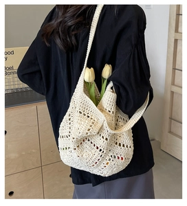 Détail du sac hobo tissé crème présentant un motif de crochet en losange ajouré
