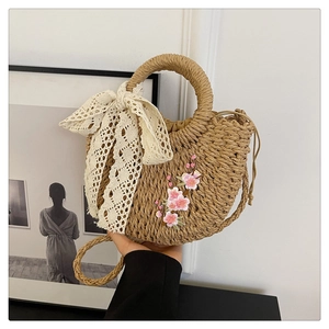 Sac à main en paille tressée avec broderie cerisier et grand nœud en dentelle chic