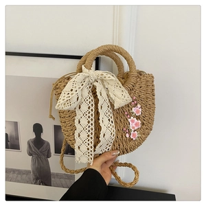 Sac à bandoulière en paille tressée avec nœud en dentelle blanche et broderie de cerisier