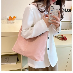 Sac fourre-tout chic en cuir PU rose avec mannequin dans un décor de style de vie élégant