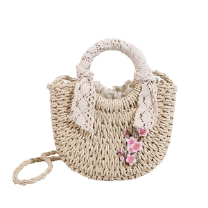 Sac bandoulière en paille avec broderie florale et poignée en dentelle de forme demi-lune