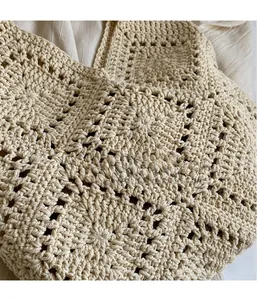 Vue rapprochée du tissu beige crocheté à la main avec détails de texture ajourée