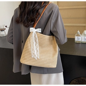 Sac cabas chic en paille beige avec nœud en dentelle blanche et bandoulière en cuir marron