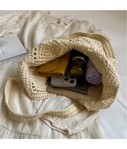 Détail du sac à bandoulière en crochet fait main montrant l'espace intérieur spacieux