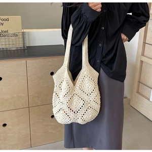 Gros plan du motif au crochet géométrique sur sac à main beige tissé avec large bandoulière