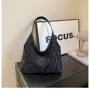 Sac bandoulière hobo minimaliste en cuir PU noir avec une texture plissée chic