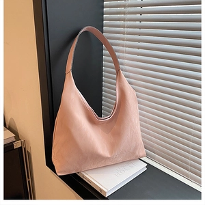 Sac fourre-tout minimaliste en cuir PU rose avec texture plissée et bandoulière