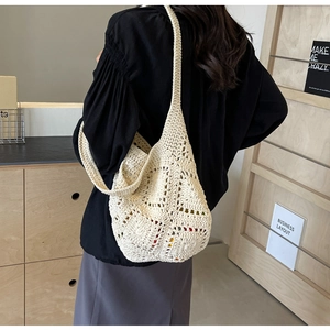 Détail du sac bandoulière tissé crème avec motifs géométriques creux et large sangle