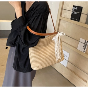 Sac fourre-tout en paille avec bandoulières en cuir marron et nœud en dentelle blanche