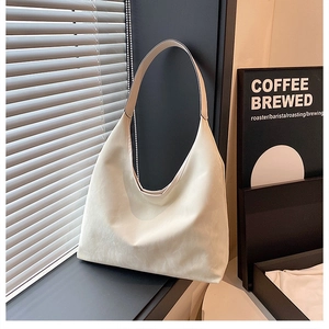 Sac à épaule Hobo minimaliste en similicuir beige avec une texture souple et grande capacité