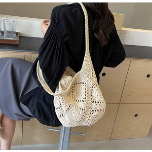 Gros plan d'un sac cabas tissé main blanc cassé avec motif au crochet évidé chic