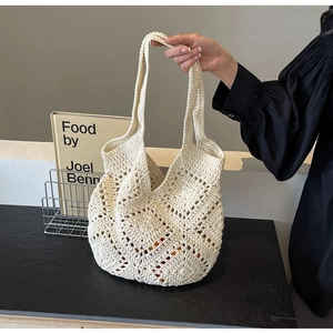 Détail du sac fourre-tout en crochet crème avec motif carré grand-mère et larges bandoulières