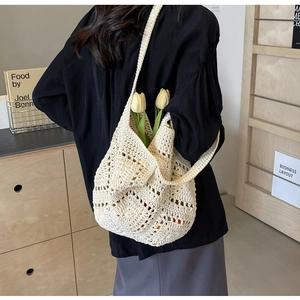 Détail du sac à bandoulière en crochet crème tissé à la main avec motifs ajourés et fleurs