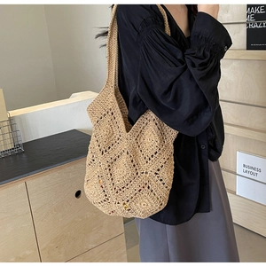 Détail des motifs crochetés en losange sur un sac cabas en paille beige naturel