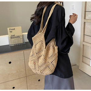 Vue détaillée du sac cabas beige avec des motifs en losanges au crochet de haute qualité