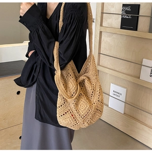 Détail de la texture tissée et du drapé du sac à bandoulière hobo beige pour femmes
