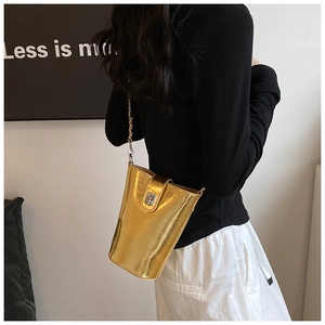 Vista dettagliata di una borsa a secchiello oro metallizzato con catena e chiusura a scatto