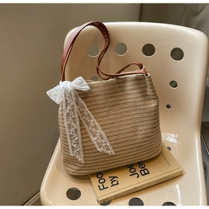 Sac fourre-tout en paille avec lanières en cuir marron et détail de nœud en dentelle