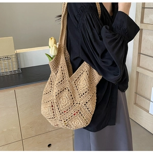 Détail du tissage au crochet ajouré du sac à main en paille au style bohème