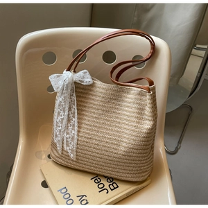 Sac à main rétro en paille avec lanières en cuir marron et nœud en dentelle blanche