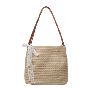 Sac fourre-tout en paille tressée avec poignées en cuir marron et nœud en dentelle blanche