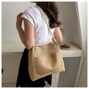 Détail du sac cabas en paille tressée avec motif chevrons et poche extérieure en PU