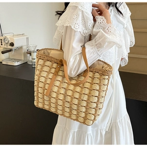 Détails du sac cabas en paille à damier avec des anses en cuir marron et une doublure